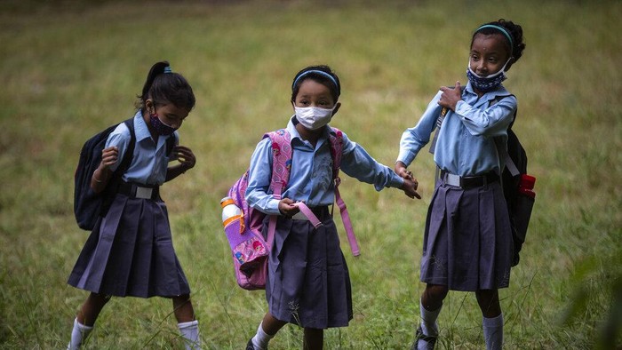 Nyaris 2 tahun siswa di Gauhati, India, belajar dari rumah imbas pandemi Corona. Kini mereka dapat kembali belajar di sekolah dengan penerapan prokes ketat.