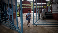 Kini para siswa di Gauhati dapat kembali mengikuti kegiatan belajar dan mengajar di sekolah dengan menerapkan protokol kesehatan yang ketat.