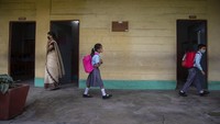 Siswa pun diwajibkan untuk mengenakan masker saat beraktivitas di area sekolah.