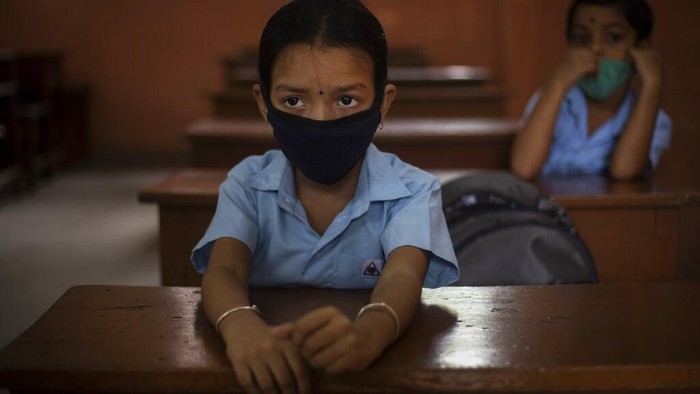 Nyaris 2 tahun siswa di Gauhati, India, belajar dari rumah imbas pandemi Corona. Kini mereka dapat kembali belajar di sekolah dengan penerapan prokes ketat.