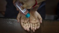 Para siswa juga diimbau untuk rutin mencuci tangan ataupun menggunakan hand sanitizer sebagai salah satu upaya pencegahan penyebaran virus Corona.  