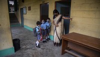Tak hanya para siswa, guru dan petugas di sekolah pun diwajibkan untuk menerapkan protokol kesehatan, salah satunya mengenakan masker saat beraktivitas di sekolah.