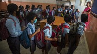 Seperti diketahui, kasus COVID-19 di India sempat mengalami lonjakan beberapa waktu lalu. Kini saat virus Corona dinilai sudah lebih terkendali pembatasan di sejumlah kawasan India pun mulai dilonggarkan, salah satunya kembali melaksanakan kegiatan sekolah tatap muka seperti di kawasan Gauhati ini.