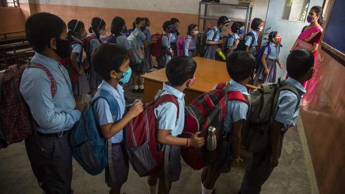 Nyaris 2 tahun siswa di Gauhati, India, belajar dari rumah imbas pandemi Corona. Kini mereka dapat kembali belajar di sekolah dengan penerapan prokes ketat.