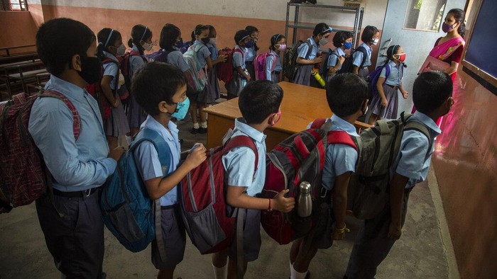 Akhirnya, Siswa di India Kembali Belajar di Sekolah Nyaris 2 tahun siswa di Gauhati, India, belajar dari rumah imbas pandemi Corona. Kini mereka dapat kembali belajar di sekolah dengan penerapan prokes ketat.