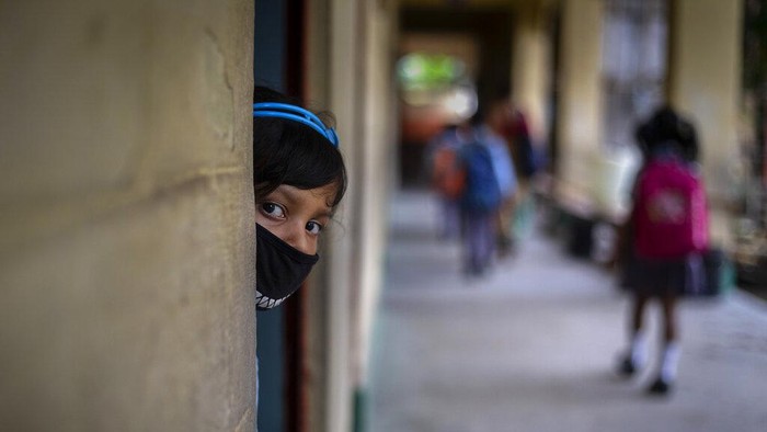 Nyaris 2 tahun siswa di Gauhati, India, belajar dari rumah imbas pandemi Corona. Kini mereka dapat kembali belajar di sekolah dengan penerapan prokes ketat.