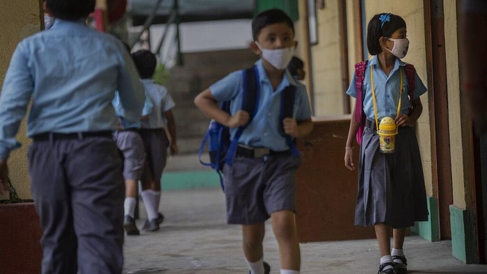 Nyaris 2 tahun siswa di Gauhati, India, belajar dari rumah imbas pandemi Corona. Kini mereka dapat kembali belajar di sekolah dengan penerapan prokes ketat.
