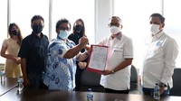 Berkas pendaftaran diterima oleh ketua SC Mukota Kadin Jakarta Timur Sahat Siahaan.