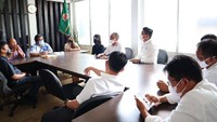 Didampingi simpatisan dan pendukungnya, Anta Ginting mendatangi kantor Kadin Jakarta Timur di Jalan Otista, Jatinegara, Jakarta Timur, Selasa (19/10/2021).