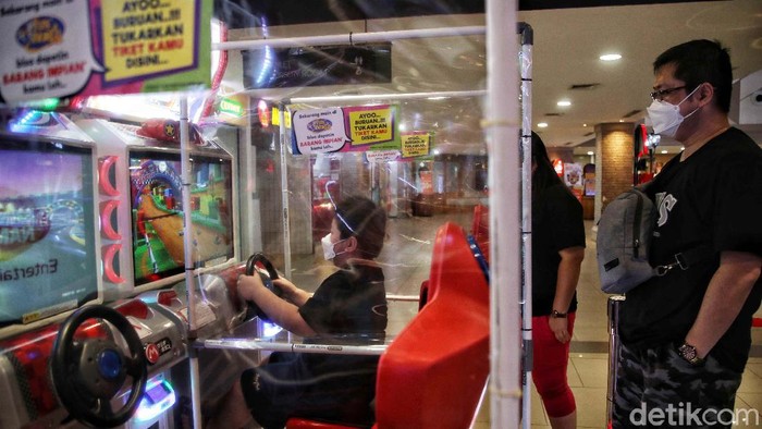 Sejumlah anak menikmati permainan di arena bermain anak Fun World di Sunter Mal, Jakarta Utara, Rabu (20/10). Arena bermain anak ini telah dibuka sejak kemarin Selasa (19/10).