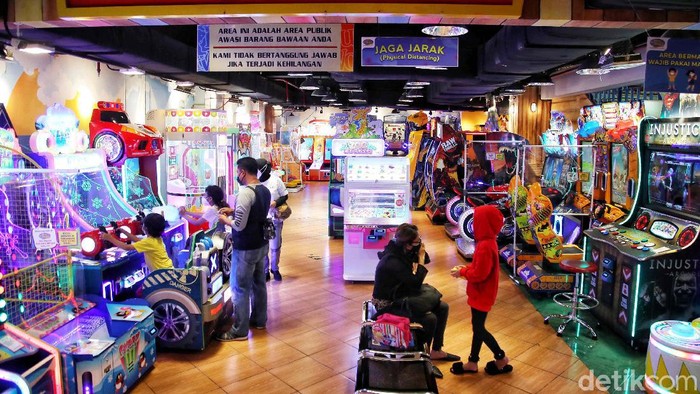 Asyik! Arena Bermain Anak di Mal Mulai Dibuka Sejumlah anak menikmati permainan di arena bermain anak Fun World di Sunter Mal, Jakarta Utara, Rabu (20/10). Arena bermain anak ini telah dibuka sejak kemarin Selasa (19/10).