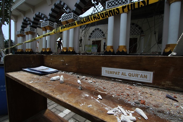 Relawan Independence Rescue Sukoharjo menjatuhkan genting-genting yang dianggap membahayakan usai ambrolnya atap masjid Besar Al Furqon Nguter  jalan Sukoharjo-Wonogiri, Sukoharjo, Jawa Tengah, Rabu (20/10). Atap yang terpasang dari bahan baja ringan tersebut ambrol pukul 06.00 WIB tadi pagi. Beruntung tidak ada korban jiwa dalam peristiwa tersebut. Masjid yang dibangun tahun 2016 tersebut kini tutup sementara untuk dibersihkan dan dalam penyeledikan pihak kepolisian