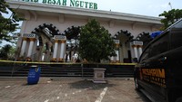 Atap yang terpasang dari bahan baja ringan tersebut ambrol pukul 06.00 WIB tadi pagi. Masjid Besar Al Furqon Nguter berada di jalan Sukoharjo-Wonogiri, Sukoharjo, Jawa Tengah.