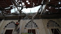 Belum diketahui persis penyebab ambrolnya atap masjid ini.