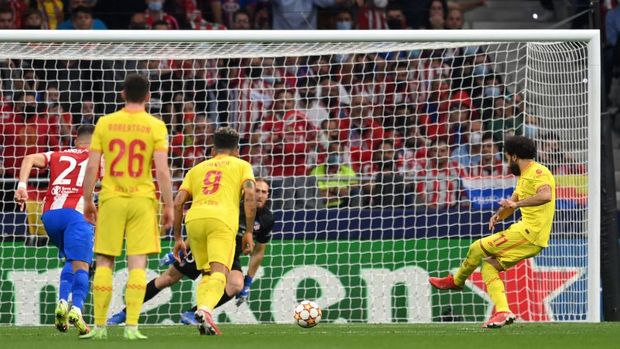 MADRID, SPAIN - OCTOBER 19: Mohamed Salah of Liverpool scores their side's third goal from the penalty spot during the UEFA Champions League group B match between Atletico Madrid and Liverpool FC at Wanda Metropolitano on October 19, 2021 in Madrid, Spain. (Photo by David Ramos/Getty Images)