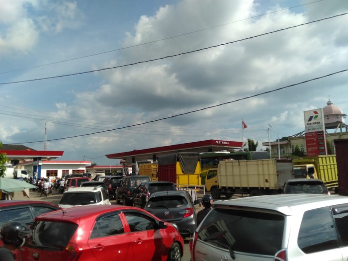 BBM di Jambi langka, antrean kendaraan mengular di SPBU