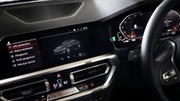Head unit fully digital 10.25 instrument display dengan BMW Operating System 7.0 dan voice control with “Hello, BMW!”, hingga wireless Apple CarPlay. Foto: BMW Indonesia