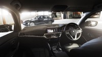 Interior dari BMW 320i Dynamic Foto: BMW Indonesia