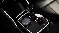 Tombol start/stop mesin kini terletak di panel kontrol yang baru dan berada di konsol tengah, di mana tuas perpindahan gigi atau tuas pemilih yang juga baru dirancang bergabung dengan iDrive Controller dan tombol-tombol untuk unit Driving Experience Control. Foto: BMW Indonesia
