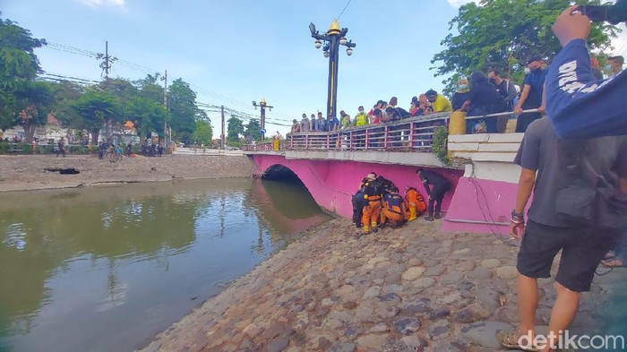 Seorang bocah tewas tenggelam di Sungai Kalimas, sisi Ketabang Kali, Surabaya. Korban diketahui bernama Ainul Yaqin (8).
