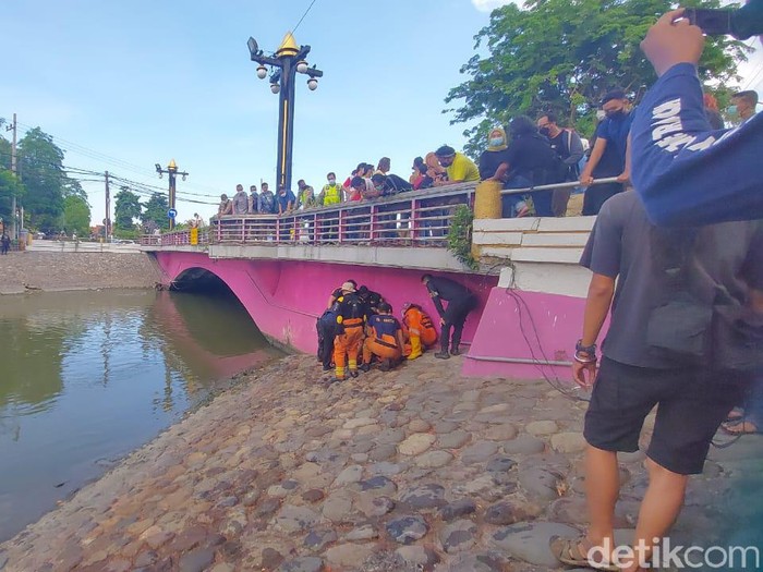Seorang bocah tewas tenggelam di Sungai Kalimas, sisi Ketabang Kali, Surabaya. Korban diketahui bernama Ainul Yaqin (8).