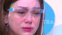 Celine Evangelista bahkan sampai menangis karena merasa tidak nyaman dengan kabar tersebut. Foto: YouTube Trans TV