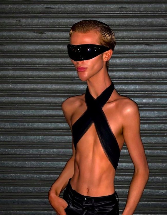 “Masalahnya adalah aku selalu punya figur yang kurus dan tinggi, tinggiku 180 cm jadi saya memiliki tubuh yang tinggi. Mungkin aku kehilangan berat badan, tetap bukan karena aku kelaparan,” ucap Joey, seperti dikutip The Sun. Foto: dok. Instagram