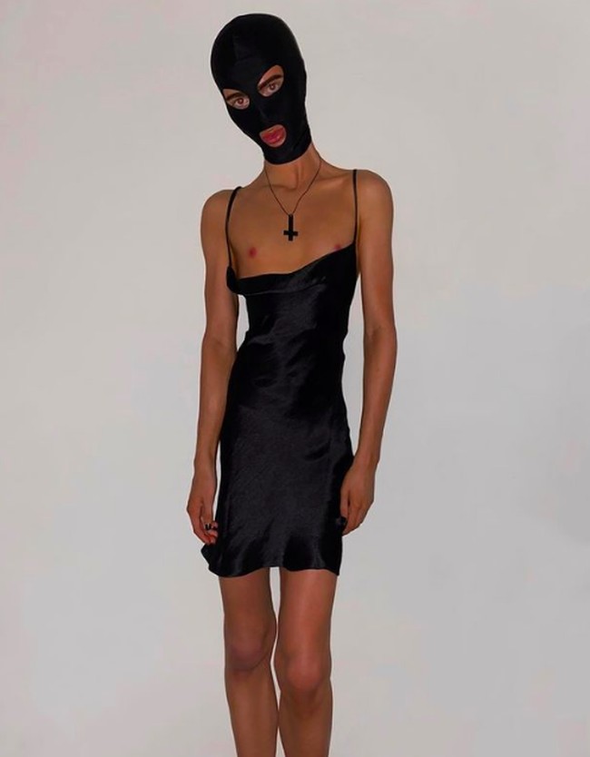 Bintang reality TV Joey Turner jadi kontroversi setelah belakangan ini memamerkan bentuk tubuhnya yang sangat kurus. Bintang reality show The Only Way is Essex itu tampak mengkhawatirkan hingga dikira anoreksia. Foto: dok. Instagram