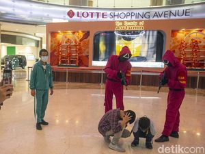 Pink Soldier Squid Game Sapa Pengunjung Lotte Shopping Avenue