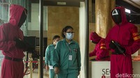 Seperti terlihat di Lotte Shopping Avenue, sejumlah anak-anak dengan dampingi orang tua ikut bermain di dalam wahana permainan. Tak hanya itu untuk menarik minat pengunjung, para petugas menggunakan kostum serial drama squid games, dari para penjaga keamanan hingga para pekerja office.