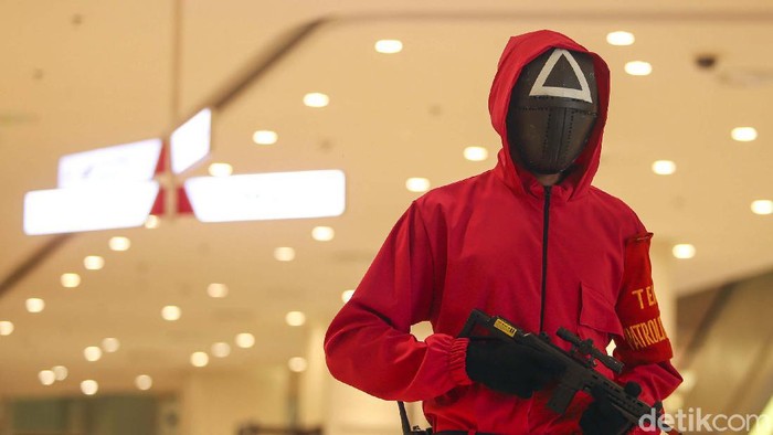 Demam Squid Game Meradang Hingga ke Pusat Perbelanjaan Petugas mengenakan pakaian ala film Squid Game di Lotte Shopping Avenue, Jakarta Selatan. Pakaian ala film Squid Game itu dilakukan guna menarik pengunjung.
