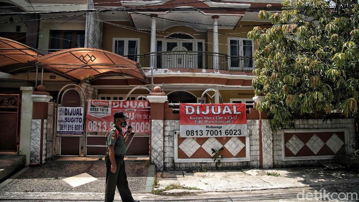 Deretan Rumah di Komplek Elit Ini Dijual di Masa Pandemi, Tertarik Beli? Sejumlah rumah di komplek elit yang ada di kawasan Jakarta Utara, dijual pemiliknya. Menurut keterangan RW setempat, rumah itu banyak dijual di masa pandemi.