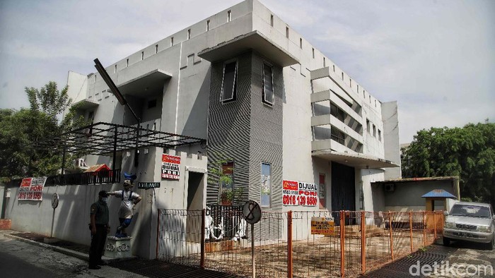 Sejumlah rumah di komplek elit yang ada di kawasan Jakarta Utara, dijual pemiliknya. Menurut keterangan RW setempat, rumah itu banyak dijual di masa pandemi.