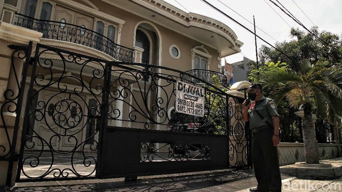 Deretan Rumah di Komplek Elit Ini Dijual di Masa Pandemi, Tertarik Beli? Sejumlah rumah di komplek elit yang ada di kawasan Jakarta Utara, dijual pemiliknya. Menurut keterangan RW setempat, rumah itu banyak dijual di masa pandemi.