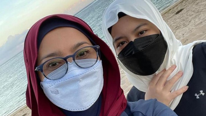 Desy Ratnasari bersama putrinya