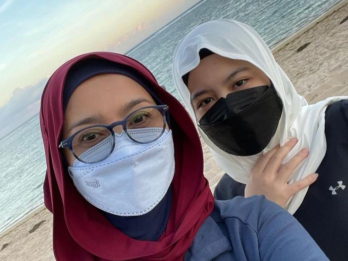 Desy Ratnasari bersama putrinya