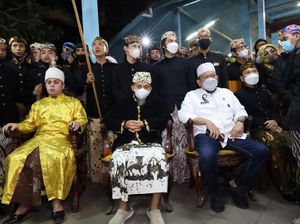 Ritual Panjang Jimat, LaNyalla Disematkan Pin Kasultanan Kanoman Cirebon