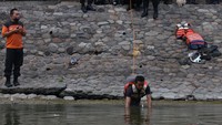 Petugas dari Tim Rescue Dinas Pemadam Kebakaran Kota Surabaya bersama instansi terkait dan warga mengevakuasi anak tenggelam yang diduga terpeleset saat bermain bersama empat temannya di pinggiran sungai itu.