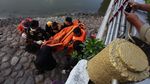 Evakuasi Jenazah Anak yang Tenggelam di Sungai Kalimas