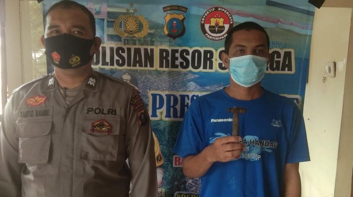 Foto: Tersangka Penganiayaan di Sibolga (kanan) (Dok Humas Polres Sibolga)