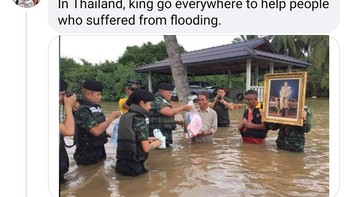 Di Thailand, Raja pergi blusukan untuk membantu orang yang menderita karena banjir. Foto: Screenshot Facebook