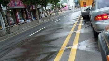 Ledek-ledekan ini berawal dari postingan dari Architecture & Design di Facebook yang membagikan gambar bagaimana Korea Selatan menghadapi banjir. Di Korea Selatan, air hujan disimpan dan kemudian dibersihkan jalan-jalannya melalui sistem hidrolik.  Foto: Screenshot Facebook