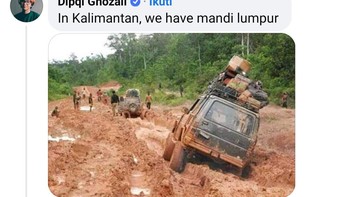 Di salah satu area Indonesia, banjir artinya mandi lumpur. Foto: Screenshot Facebook
