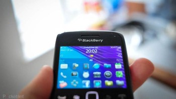 Bold 9790 alias Bellagio hadir dengan perpaduan layar sentuh dan keyboard qwerty. Ponsel ini juga diperkuat dengan BlackBerry OS 7 dan memori internal sebesar 8 GB. Foto: Pocket Lint