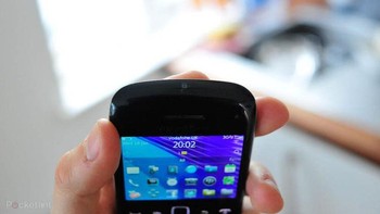 Perjuangan untuk mendapatkan BlackBerry Bold 9790 dengan diskon 50% cukup keras. Para pengantre bahkan banyak yang sudah hadir sejak Kamis siang, sehari sebelum acara diskon digelar. Foto: Pocket Lint