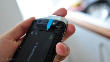 Berbagai media massa asing turut memberitakan bagaimana ribuan orang rela mengantre BlackBerry Bellagio atau Bold 9790 harga diskon. Kantor berita tenar Associated Press mengangkat judul Ribuan Antre di Indonesia untuk Membeli BlackBerry Baru. Media yang lain membahas kekacauan antrean dan kegilaan masyarakat Indonesia pada BlackBerry. Foto: Pocket Lint