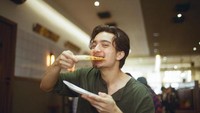 Selain makanan khas Yogyakarta, Bryan juga punya makanan favorit lainnya. Pizza menjadi makanan yang membuat Bryan selalu semangat untuk menyantapnya. Foto: Instagram/bryandomani_bd