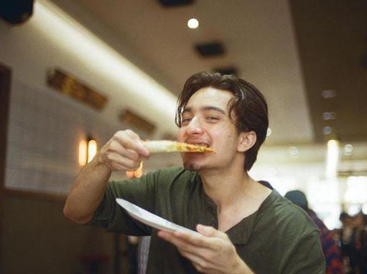 Bryan Domani Doyan Makan Mie Ayam hingga Pizza