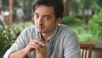 Disela-sela waktu syutingnya, Bryan juga menyelipkan segelas kopi untuk membantu dirinya fokus. Aksi kocak Bryan saat minum kopi bahkan pernah diunggah pada akun Instagramnya. Foto: Instagram/bryandomani_bd