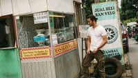 Mengenakan kaos putih dengan celana coklat Bryan juga terlihat kece saat berdiri di salah satu kedai Nasi Padang. Menyambangi tempat makan di pinggir jalan bukan suatu masalah baginya. Foto: Instagram/bryandomani_bd